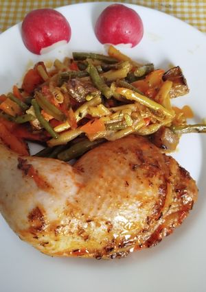 Una foto de Contramuslos de pollo a la provenzal sobre una cama de verduras especiadas al horno