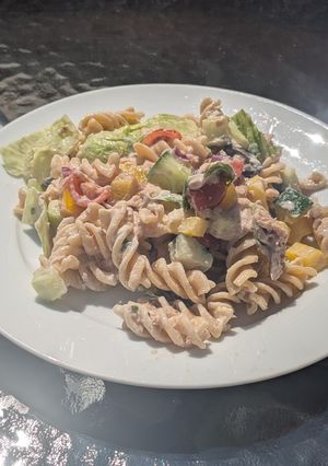 Tonhalas teljes kiőrlésű tésztasaláta görög joghurtos szósszal recept fotója