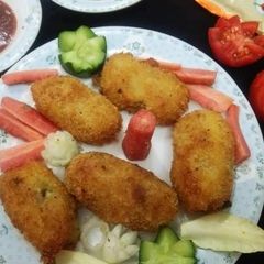 A picture of Chicken n potato nuggets.