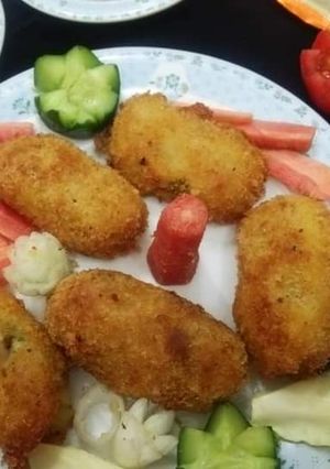 A picture of Chicken n potato nuggets.