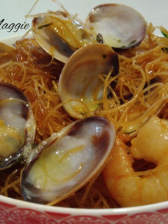 Una foto de Fideos de arroz con almejas y gambas