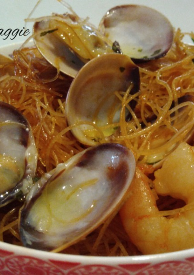 Una foto de Fideos de arroz con almejas y gambas