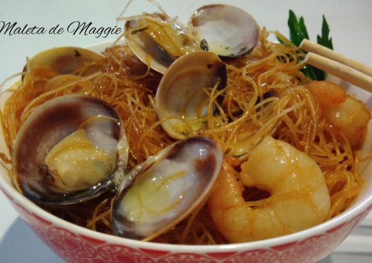 Fideos de arroz con almejas y gambas