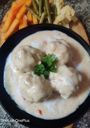চিকেন বলস ইন চীজি হোয়াইট সস (chicken ball in cheesy white sauce recipe in Bengali) রেসিপির প্রধান ছবি