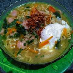 A picture of 13. Indomie rebus.