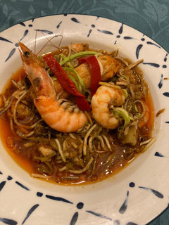 Una foto de Fideuá de calabacín y gulas con langostinos