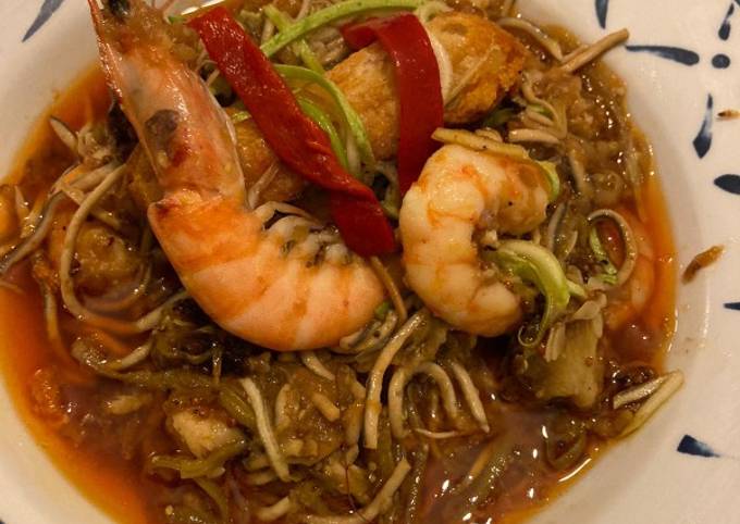 Fideuá de calabacín y gulas con langostinos