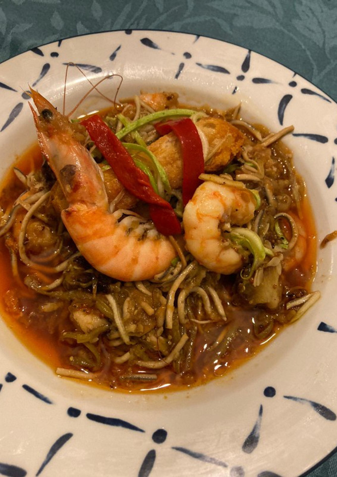 Una foto de Fideuá de calabacín y gulas con langostinos