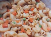 Una foto de macarrón con pollo y verdura