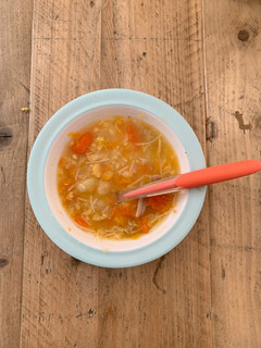 Una foto de Sopa de pollo para bebés