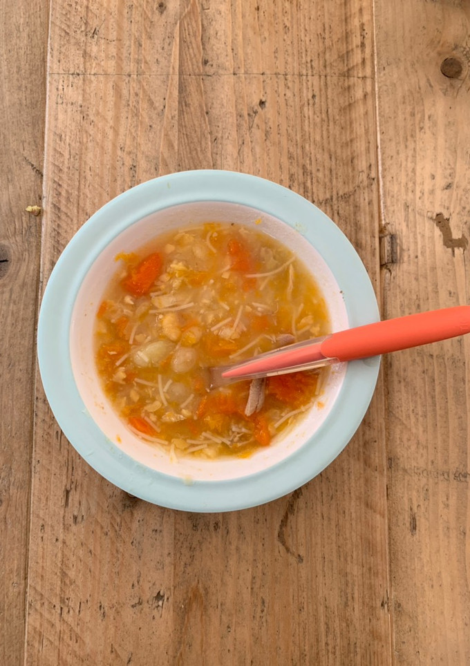 Una foto de Sopa de pollo para bebés