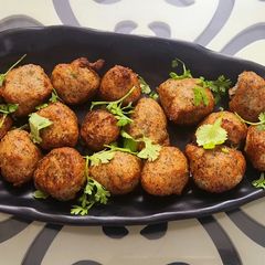 A picture of Urad dal vadai.