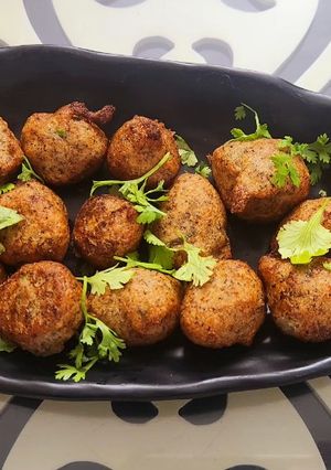 A picture of Urad dal vadai.
