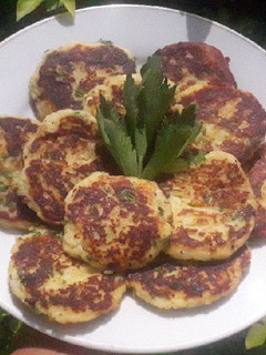 Una foto de Tortas de papas con queso 🥔🧀