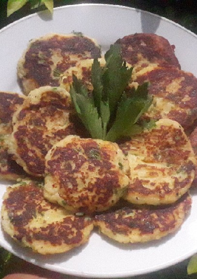 Una foto de Tortas de papas con queso 🥔🧀