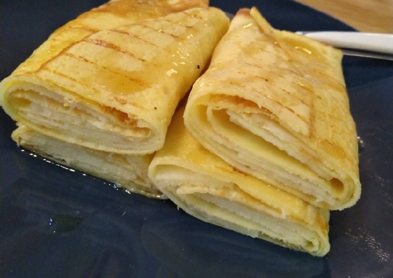 Crêpe roulée à la pomme et sirop d'érable