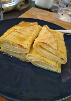 Une photo de Crêpe roulée à la pomme et sirop d'érable