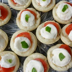 A picture of Cestini caprese.