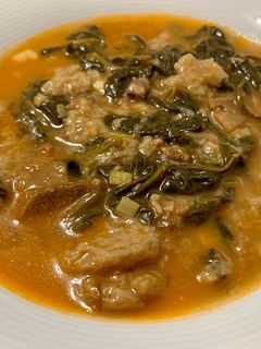 Una foto de Sopa de ajo y espinacas