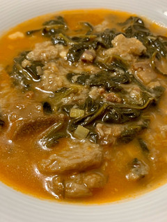 Una foto de Sopa de ajo y espinacas