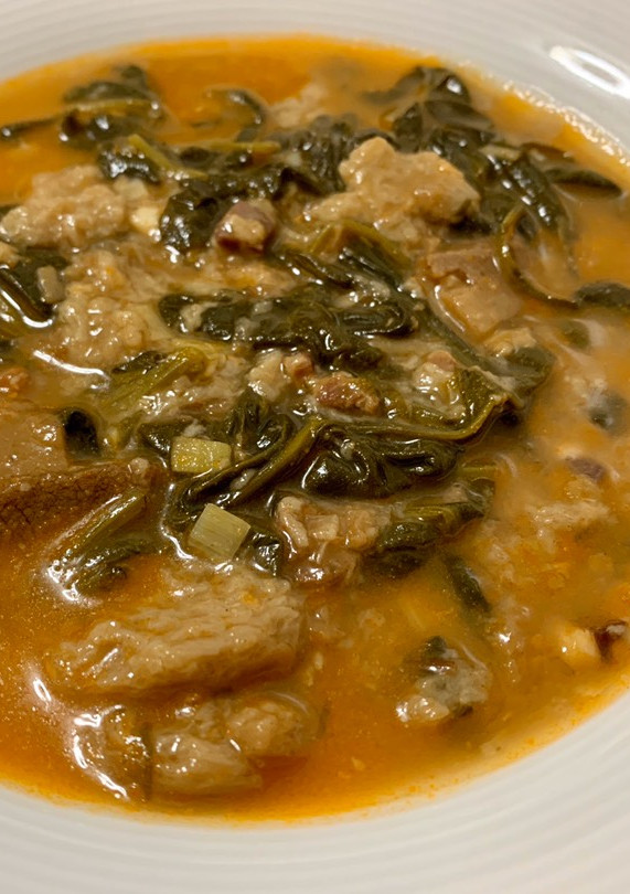 Una foto de Sopa de ajo y espinacas