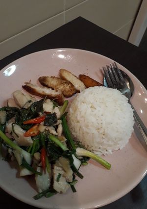 รูปของ กะเพราอกไก่+อกไก่ทอด🙄