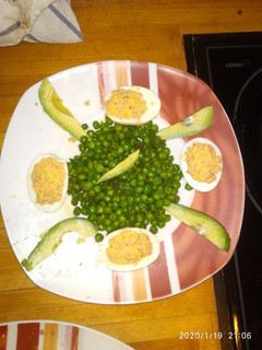 Una foto de Guisantes con huevos rellenos