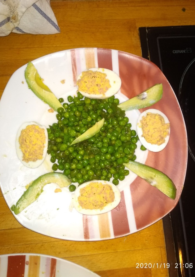 Una foto de Guisantes con huevos rellenos
