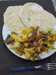 Una foto de ***Carne de Guisar con Vegetales y Pan Casero***