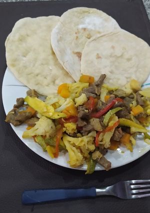 Una foto de ***Carne de Guisar con Vegetales y Pan Casero***