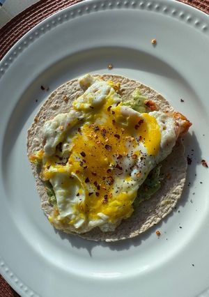 Una foto de Huevo + Avocado 🥑 + Tortilla!