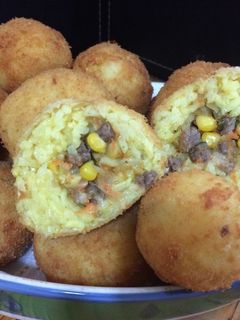 Una foto de Fritos de arroz al curry rellenos de carne y queso 🧀🍖