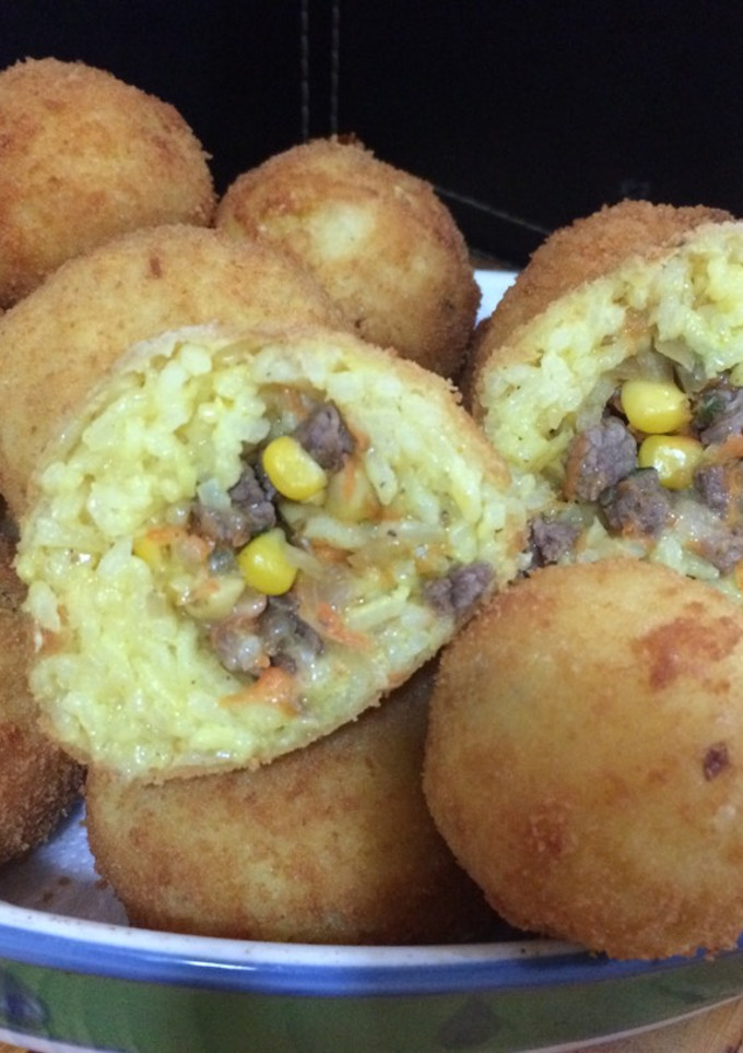 Una foto de Fritos de arroz al curry rellenos de carne y queso 🧀🍖