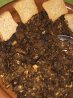 Una foto de Revuelto de morcilla con frutos secos