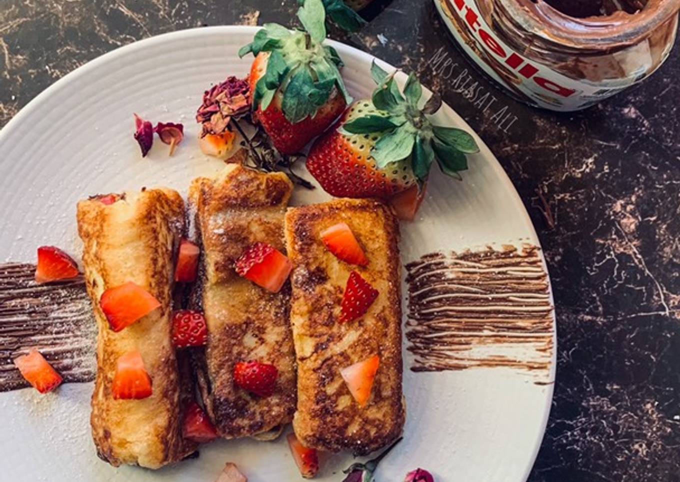 Strawberry Nutella French toast roll ups 🍓🍫