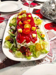 Una foto de Pastel de patatas y ensaladas para Navidad 🎄🥂🎅🏻