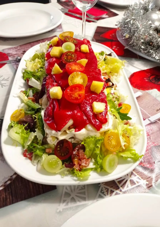 Una foto de Pastel de patatas y ensaladas para Navidad 🎄🥂🎅🏻