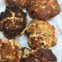 A picture of Keto friendly Salmon Cakes with garlic Aioli.