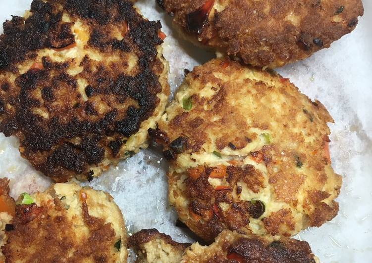 Recipe of Award-winning Keto friendly Salmon Cakes with garlic Aioli