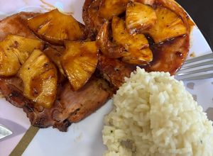 Una foto de Chuletas de Cerdo Ahumadas en Salsa de Piña