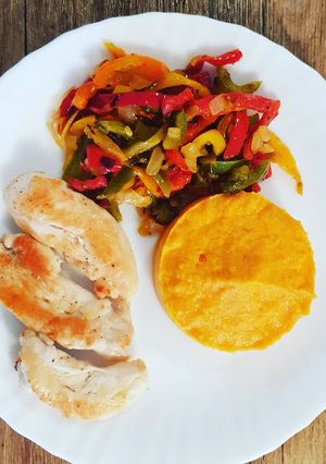 Une photo de Aiguillettes de poulet, poivron et purée de patate douce 👌