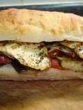 Sándwich DE PECHUGA DE POLLO GRILLADA CON CIBOULETTE (CHIVES) EN PAN FOCACCIA. JON STYLE