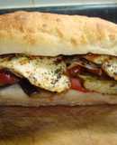 Sándwich DE PECHUGA DE POLLO GRILLADA CON CIBOULETTE (CHIVES) EN PAN FOCACCIA. JON STYLE