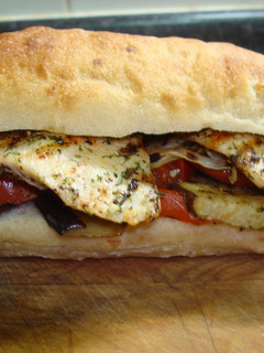 Una foto de Sándwich DE PECHUGA DE POLLO GRILLADA CON CIBOULETTE (CHIVES) EN PAN FOCACCIA. JON STYLE