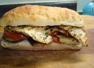 Una foto de Sándwich DE PECHUGA DE POLLO GRILLADA CON CIBOULETTE (CHIVES) EN PAN FOCACCIA. JON STYLE
