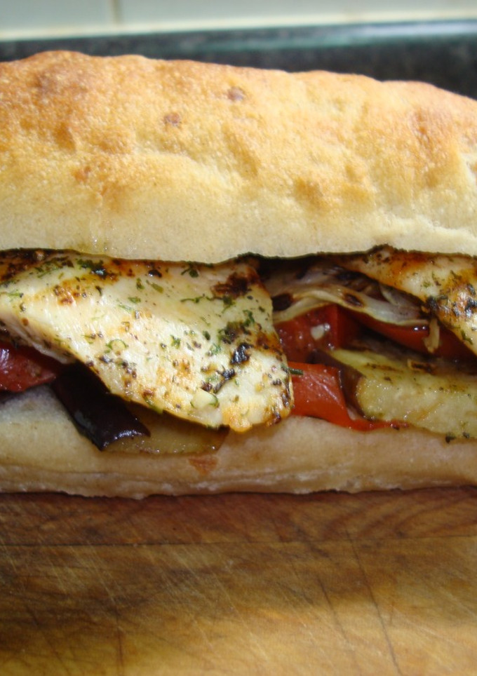 Una foto de Sándwich DE PECHUGA DE POLLO GRILLADA CON CIBOULETTE (CHIVES) EN PAN FOCACCIA. JON STYLE