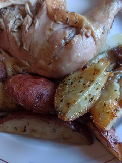 Una foto de Pollo con papas rústicas