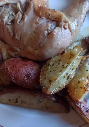 Una foto de Pollo con papas rústicas