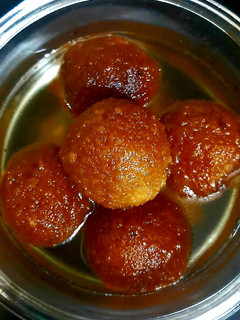 बची हुई रोटी के गुलाब जामुन (bachi hui roti se gulab jamun recipe in Hindi) रेसिपी मुख्य फोटो