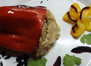 Una foto de Pimientos o morrones rellenos con atún y salsa bechamel